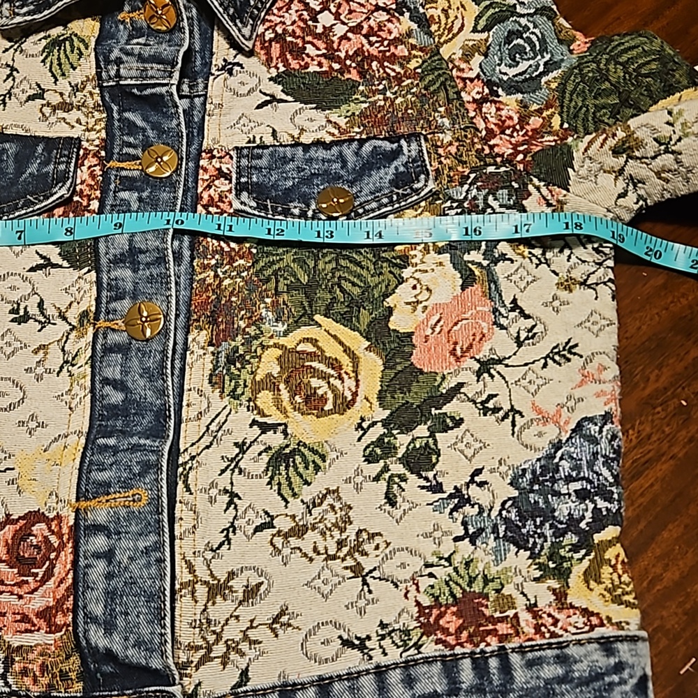 EUC Women’s unique denim and tapestry button down two pocket jacket. - Picture 8 of 10